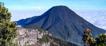 awasi-pendaki-ilegal-puluhan-petugas-jaga-jalur-pendakian-gunung-gede-1767645489.jpg