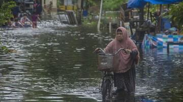 banjarmasin-dikepung-banjir-rob-warga-mengungsi-ke-musala-1767645654.jpg