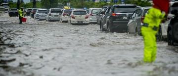 banjir-di-jalan-rawa-bokor-lalu-lintas-tol-cengkareng-macet-1-km-1768190631.jpg