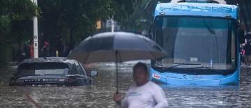 banjir-rendam-jalan-pademangan-transjakarta-pangkas-rute-perjalanan-1768190591.jpg