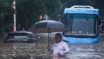 banjir-rendam-jalan-pademangan-transjakarta-pangkas-rute-perjalanan-1768190591.jpg
