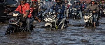 banjir-rendam-jalur-pantura-kudus-pati-lalu-lintas-macet-1768132877.jpg