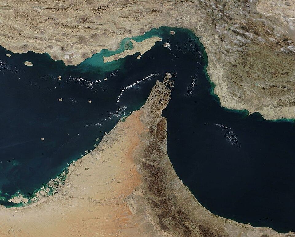 blokade-as-di-iran-bikin-14-kapal-berbalik-arah-ganggu-aktivitas-pelayaran-di-sekitar-selat-hormuz-1776384917.jpg