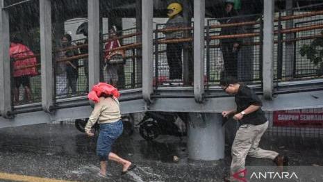 bmkg-prakirakan-hujan-di-dki-jakarta-pada-minggu-siang-1775332814.jpg