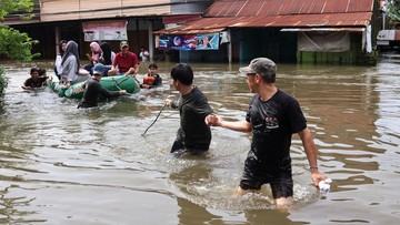 bpbd-makassar-356-warga-mengungsi-akibat-banjir-29-pohon-tumbang-1768190864.jpg