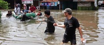 bpbd-makassar-356-warga-mengungsi-akibat-banjir-29-pohon-tumbang-1768190864.jpg