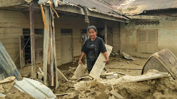 deadly-floods-devastate-indonesia-leaving-families-displaced-and-homeless-scrape-1767688395.jpg