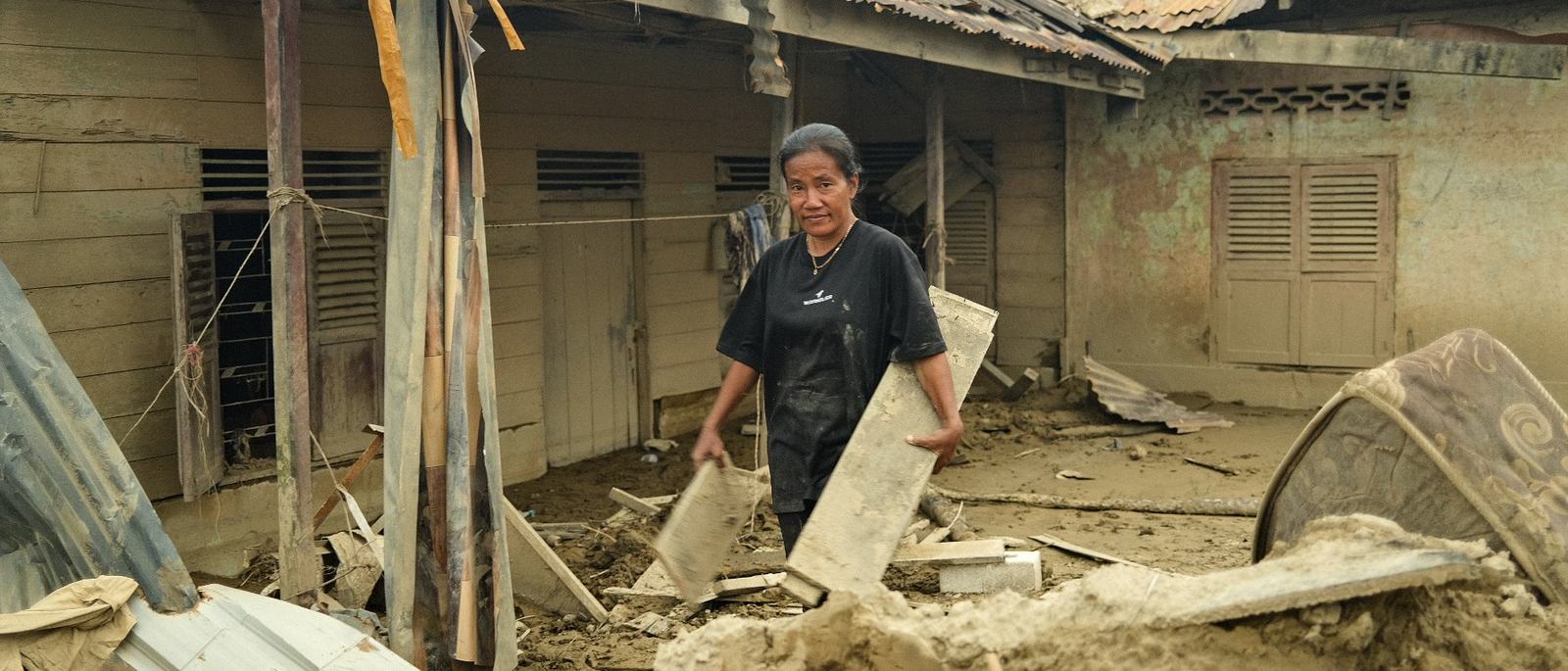 deadly-floods-devastate-indonesia-leaving-families-displaced-and-homeless-scrape-1767688395.jpg