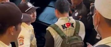 detik-detik-penyidik-kpk-bawa-barang-bukti-usai-geledah-kantor-djp-1768305692.jpg