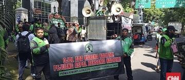driver-gojek-gelar-aksi-kawal-sidang-dakwaan-nadiem-di-pn-jakpus-1767645208.jpg