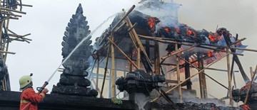 dua-pura-di-karangasem-terbakar-tersambar-petir-kerugian-rp36-m-1768219207.jpg
