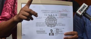 eks-wakapolri-di-sidang-pn-solo-foto-di-ijazah-berbeda-dengan-jokowi-1768320416.jpg