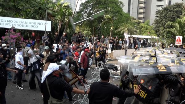 Eksekusi Pengosongan Eks Hotel Sultan Berakhir Ricuh