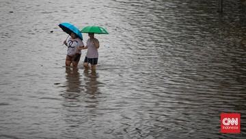 foto-banjir-rendam-jalan-gunung-sahari-lalu-lintas-lumpuh-1768204824.jpg