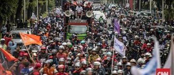 foto-demo-buruh-tolak-penetepan-ump-jakarta-dan-jabar-1767861003.jpg