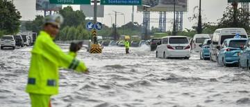 foto-kala-akses-jalan-ke-bandara-soekarno-hatta-direndam-banjir-1768219502.jpg