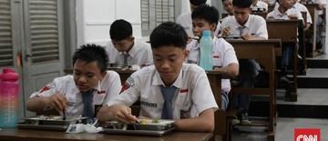 foto-momen-operasional-perdana-mbg-di-2026-1767918635.jpg