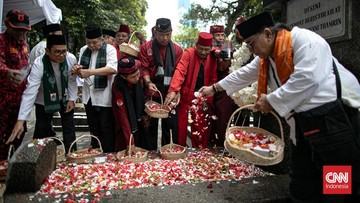 foto-pramono-anung-dan-para-tokoh-betawi-ziarah-makam-m-h-thamrin-1768118636.jpg