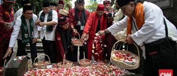 foto-pramono-anung-dan-para-tokoh-betawi-ziarah-makam-m-h-thamrin-1768118636.jpg