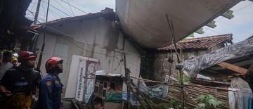 foto-sayap-pesawat-timpa-rumah-hingga-kasus-sekeluarga-tewas-di-jakut-1767645360.jpg