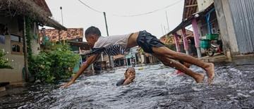 foto-tanggul-sungai-bremi-jebol-picu-banjir-di-pekalongan-1767789019.jpg