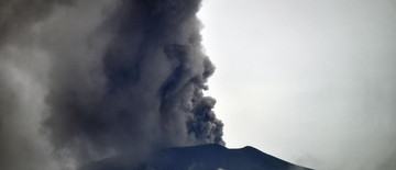 gunung-marapi-sumbar-erupsi-malam-ini-warga-radius-3-km-waspada-1768320046.jpg