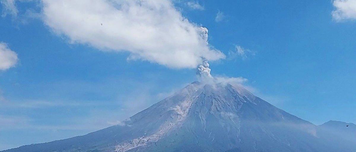 Gunung Semeru Erupsi Tujuh Kali, Kolom Abu Capai 1.000 Meter