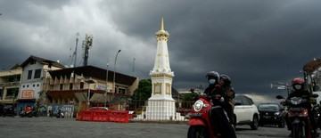 hujan-angin-guyur-diy-picu-pohon-tumbang-longsor-hingga-rumah-rusak-1768262516.jpg