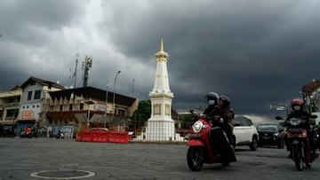 hujan-angin-guyur-diy-picu-pohon-tumbang-longsor-hingga-rumah-rusak-1768262516.jpg