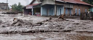 hujan-deras-lumajang-picu-banjir-lahar-semeru-warga-diimbau-waspada-1768147272.jpg