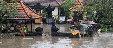 hujan-deras-sejak-pagi-sejumlah-titik-di-denpasar-banjir-1767861086.jpg
