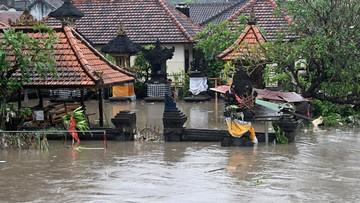 hujan-deras-sejak-pagi-sejumlah-titik-di-denpasar-banjir-1767861086.jpg
