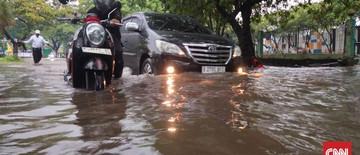 jalan-regency-tangerang-terendam-banjir-50-cm-banyak-kendaraan-mogok-1768204971.jpg