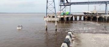 jembatan-di-pelabuhan-tanjung-buton-siak-ambruk-mobil-jatuh-ke-laut-1767673938.jpg