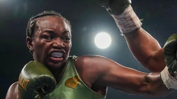 Juara sejati Claressa Shields turun kelas incar sabuk WBC Kaye Scott