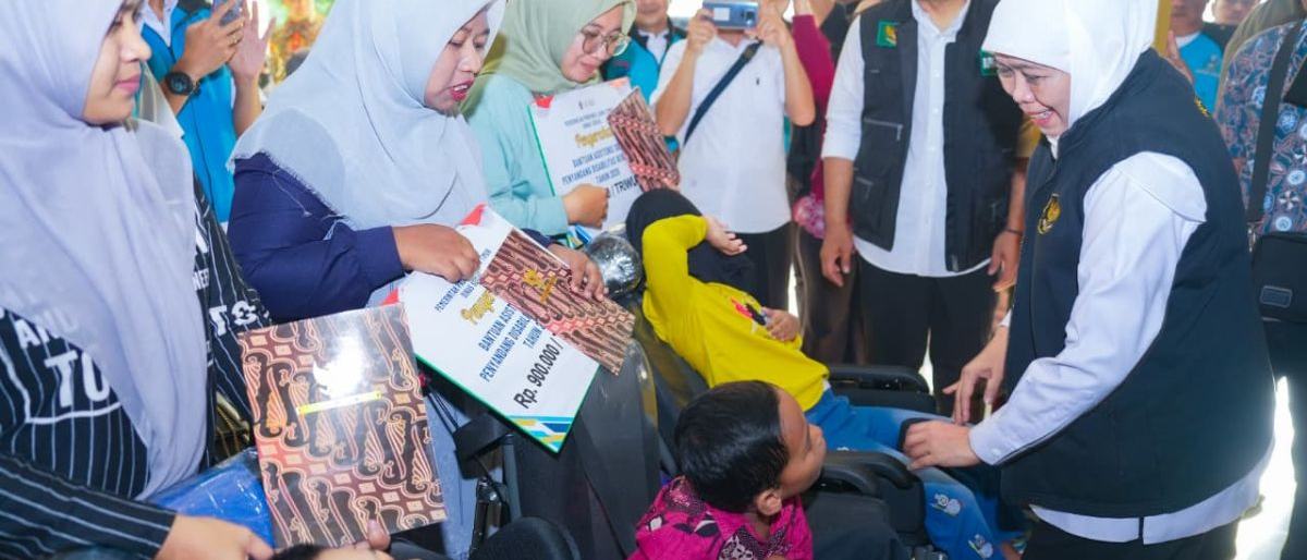 Khofifah Salurkan Bansos Rp32,1 Miliar di Ngawi