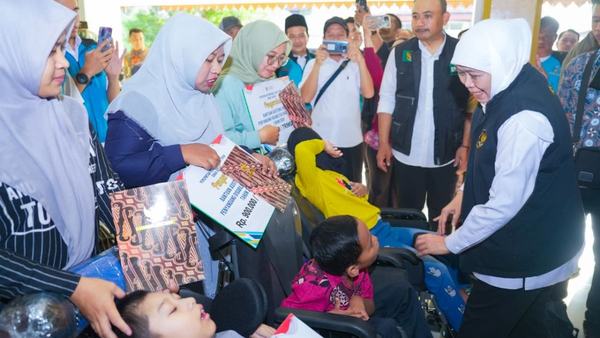 Khofifah Salurkan Bansos Rp32,1 Miliar di Ngawi
