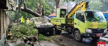 kosambi-banjir-1-meter-pohon-tumbang-timpa-fortuner-di-cikokol-1768219719.jpg