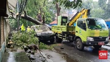 kosambi-banjir-1-meter-pohon-tumbang-timpa-fortuner-di-cikokol-1768219719.jpg