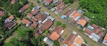 lima-daerah-di-jatim-terendam-banjir-lamongan-terparah-1768320502.jpg