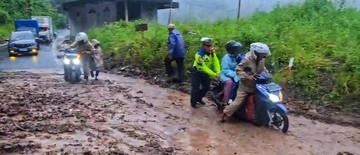 longsor-terjang-jalur-geopark-ciletuh-mobil-dan-motor-terjebak-lumpur-1768132860.jpg