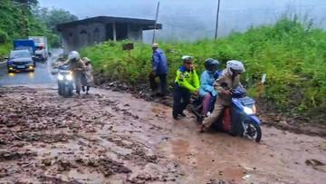 longsor-terjang-jalur-geopark-ciletuh-mobil-dan-motor-terjebak-lumpur-1768132860.jpg