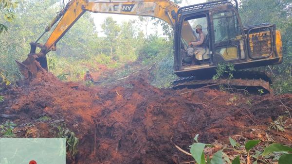 Manggala Agni Kerahkan Alat Berat Sekat Kebakaran di Bengkalis