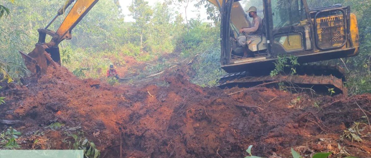 Manggala Agni Kerahkan Alat Berat Sekat Kebakaran di Bengkalis