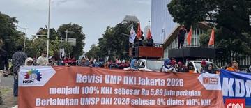 massa-demo-buruh-berdatangan-polisi-tutup-jalan-medan-merdeka-selatan-1767861165.jpg