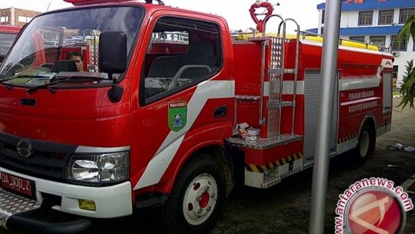 Mobil Damkar Tertimpa Balok Beton Saat Kerja Bakti di Jakarta