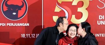 momen-megawati-dicium-puan-dan-prananda-di-rakernas-pdip-1768190776.jpg
