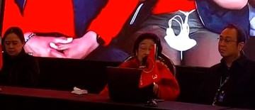 momen-megawati-video-call-tim-bantuan-bencana-pdip-di-sumatra-1768147334.jpg