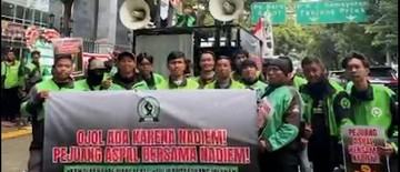 ojol-gelar-aksi-dukungan-ke-nadiem-makarim-di-pn-jakpus-1767636209.jpg