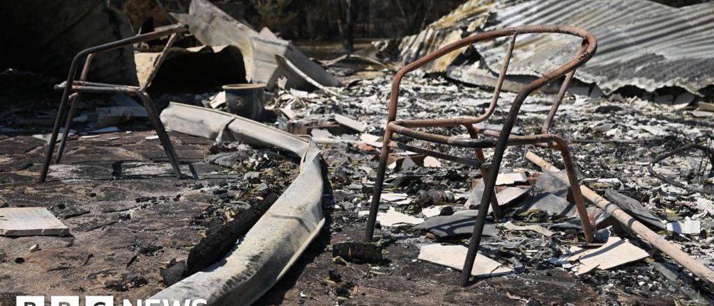 one-person-dead-and-300-buildings-destroyed-in-australia-bushfires-1768133599.jpg